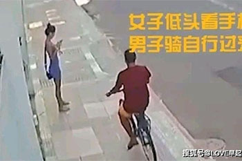 'Quái xế' đi xe đạp cướp điện thoại của cô gái đi đường nhưng kết cục khiến mọi người không ai ngờ nổi