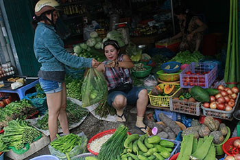 Giá rau xanh ở TP HCM tăng mạnh