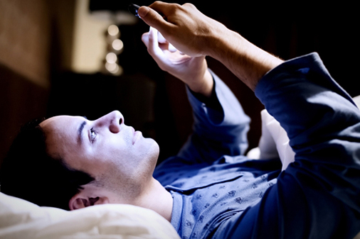 Hãy bỏ ngay thói quen dùng điện thoại trước khi đi ngủ
