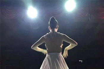 Linh Nga mặc váy 3 tầng, nặng 50kg cho đại nhạc hội Son II - Em mơ
