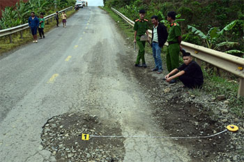 Lợi dụng đèo Bảo Lộc sạt lở, 3 người 'đào bẫy' ô tô trên lối đi vòng Quốc lộ 28B