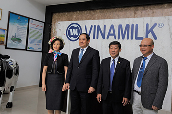 Phó thủ tướng Lào thăm và làm việc với Vinamilk