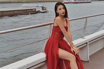 Quỳnh Anh Shyn bất ngờ xuất hiện tại hàng ghế đầu trong show thời trang nội địa Việt tại Pháp
