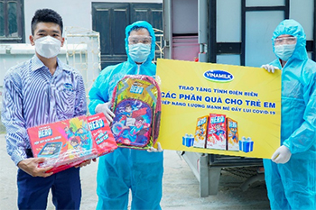 Vinamilk và quỹ sữa vươn cao Việt Nam: Trao 8.400 hộp sữa và nhiều quà tặng cho trẻ em đang cách ly do dịch bệnh tại Điện Biên